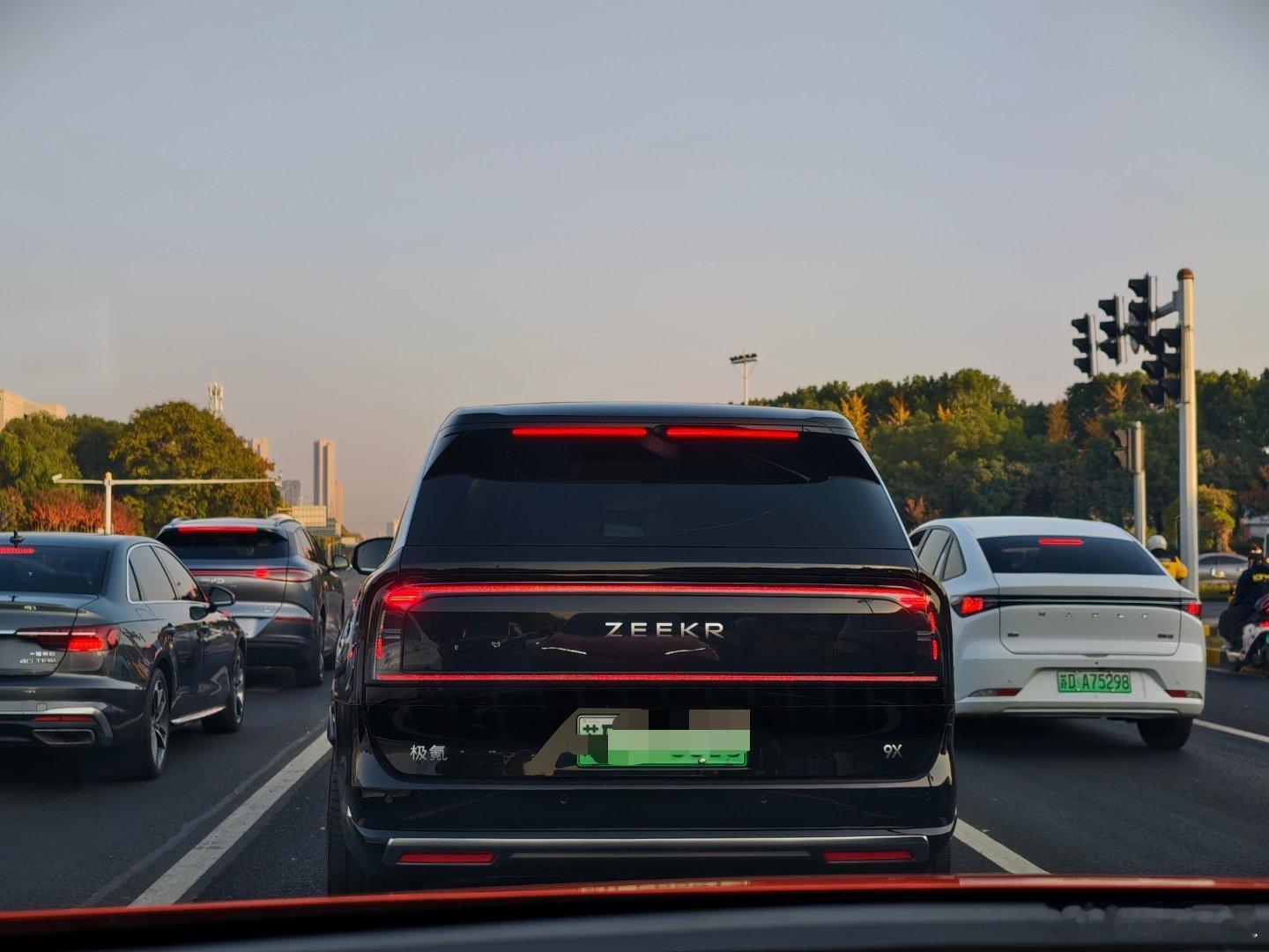早安，极氪的9X的尾灯总觉得看上去有点违和，和前脸的霸气有点不太一致。 