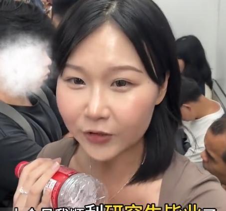 在一个再普通不过的周二傍晚，长沙地铁从岳麓大道驶向橘子洲的车厢里挤满了晚高峰的人