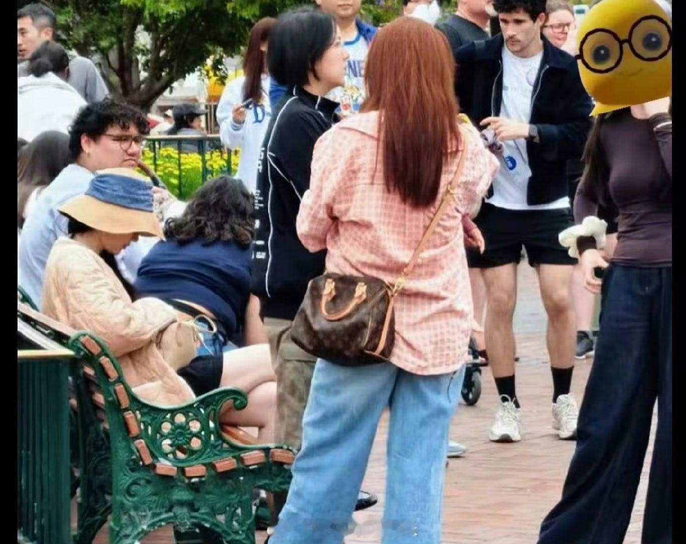网友在LA迪士尼偶遇了刘亦菲，公主回家啦LA迪士尼偶遇刘亦菲洛杉矶迪士尼偶遇刘亦