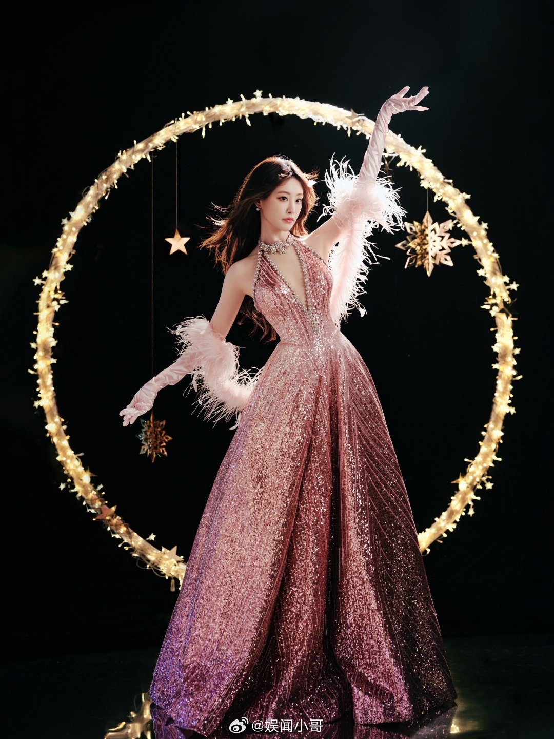 祝绪丹把大V缝成了小V 祝绪丹在微博之夜红毯“偷偷搞事情”，把大V缝成小V是怕我