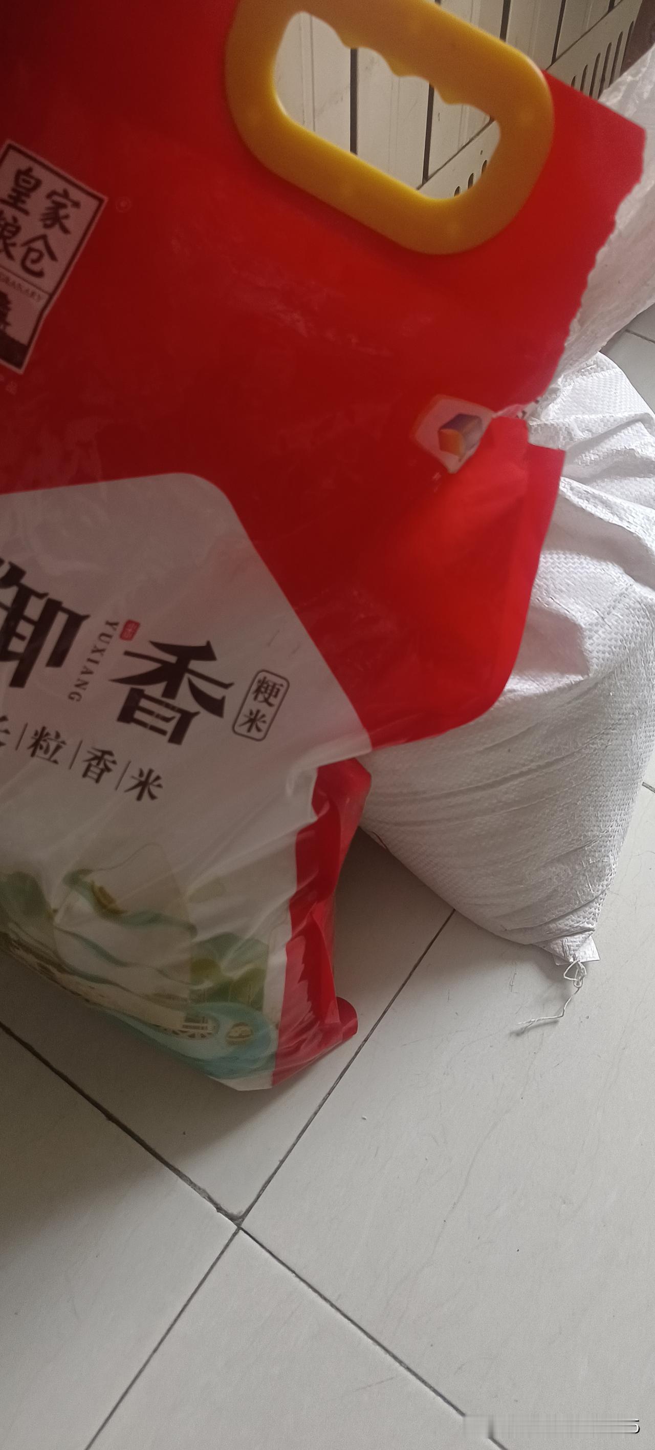 最讨厌过夏天了。不是热，也不是闷，也不是开空调费电，就是什么东西都放不住，都生虫