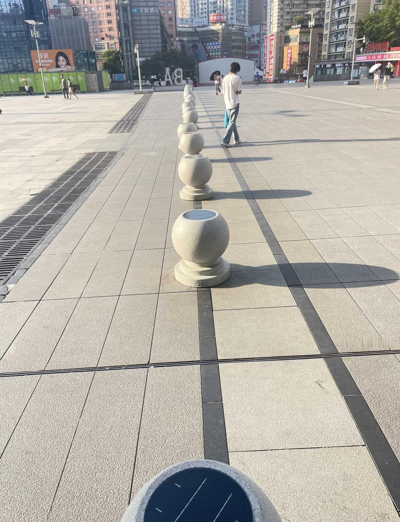 谁敢坐
老天爷，收了神通吧，真的热得遭不住了[流泪]
以往下班路过这，这几个炫彩