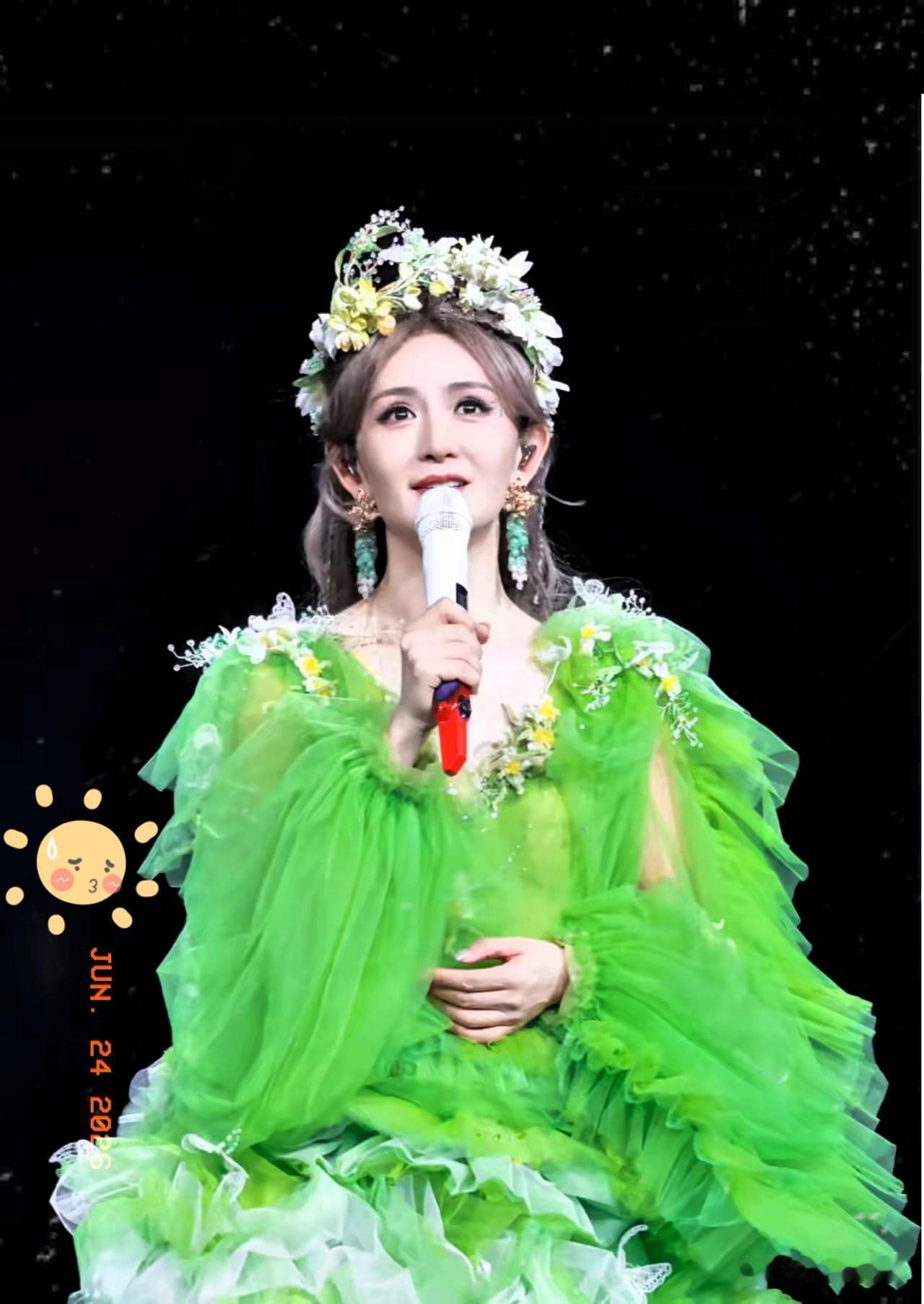 谢娜巡回演唱会的心愿，
​可能要泡汤了。
​不是没有粉丝买票，而是因为《人民日报