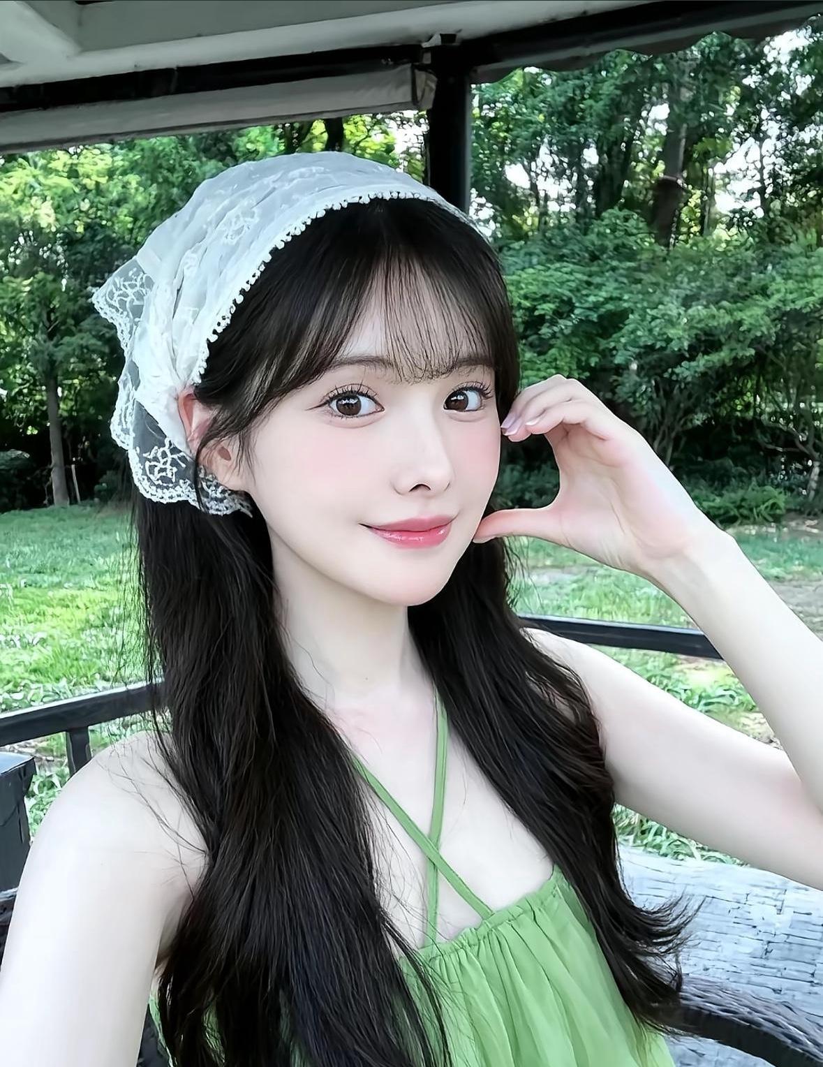 偶像退役后，她悄悄换了一种活法。
一组私密写真突然刷屏。
画面里没有舞台妆，没有