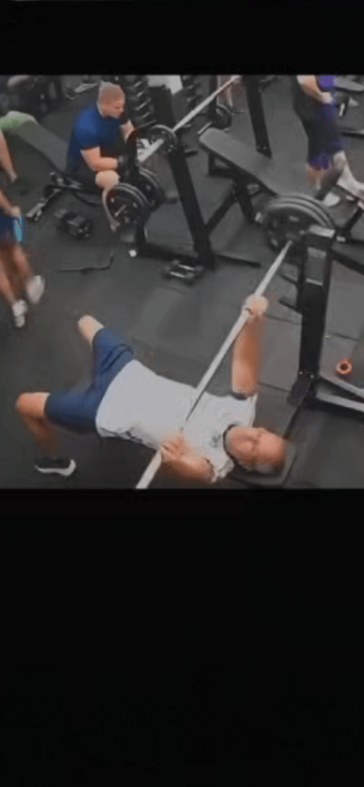 虽然被杠铃砸后他能站起来走了两步，但很快倒地，连急救车都没等到，命丧当场。
当地