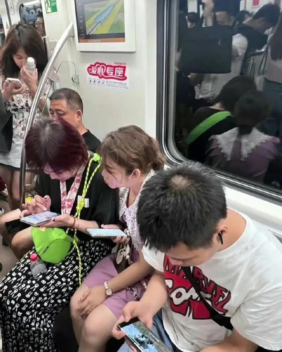 在成都，一起关于地铁让座的事件引起了公众的广泛关注。一位四岁的小孩在地铁上站立了