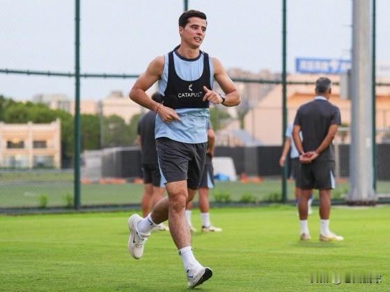 上海申花与包括两名外援在内的五人续约…新年第一天，上海申花官方宣布，与球员吴曦、