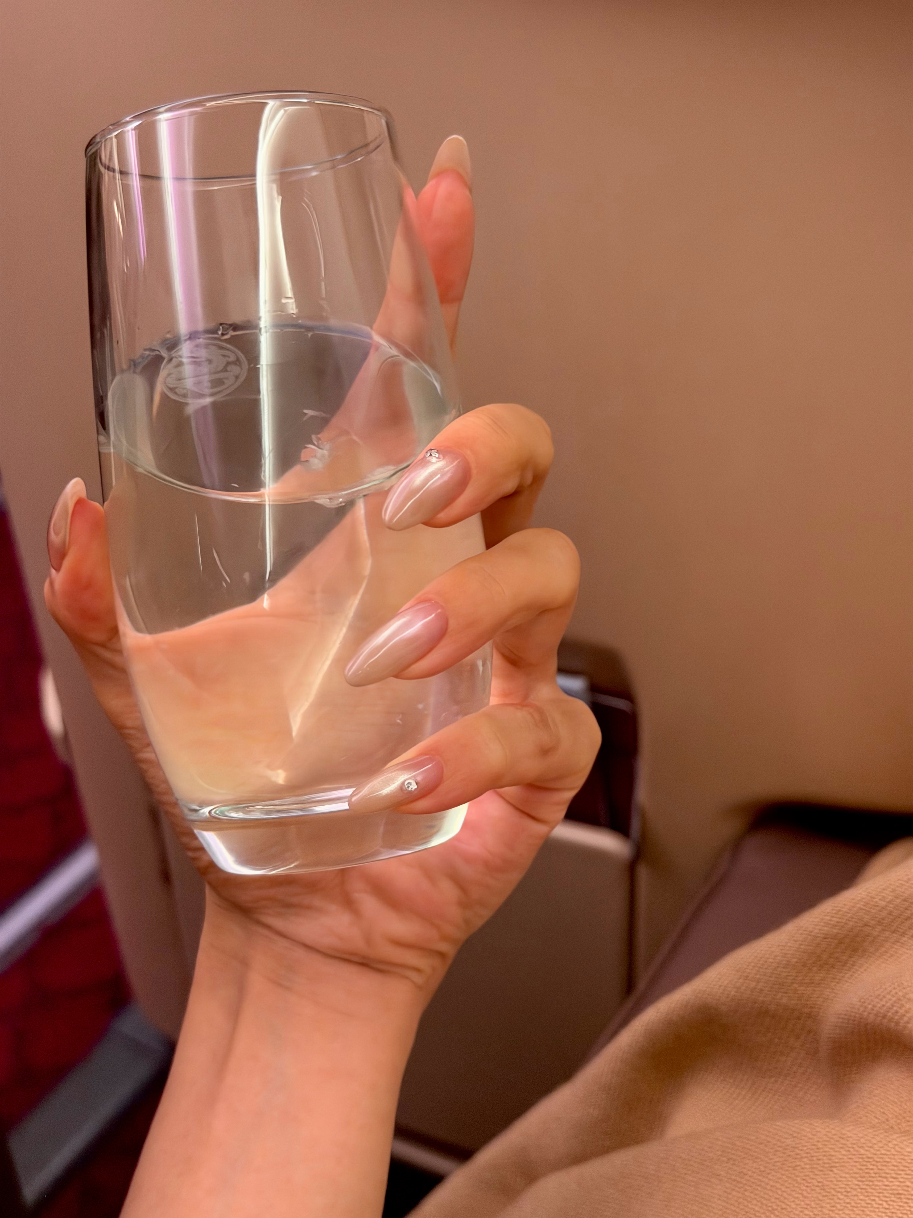 努力的女人已经坐飞机去上海了。江浙沪再出差几天，挖一挖医生做一做项目，顺便见一些