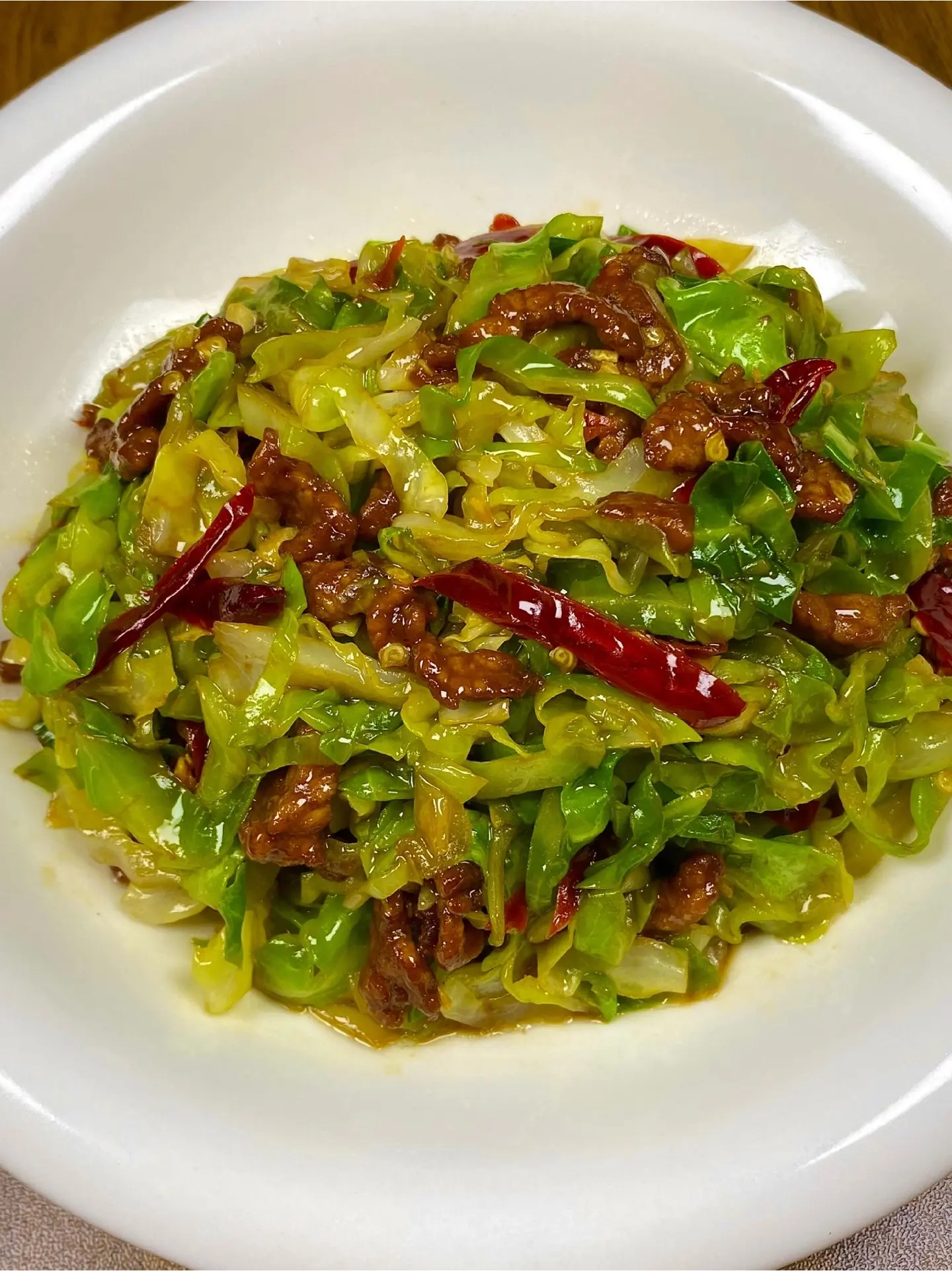 这道包菜炒肉丝是真的好吃。我爸做的包菜香辣炒肉丝嘎嘎好吃，泰香了，包菜...