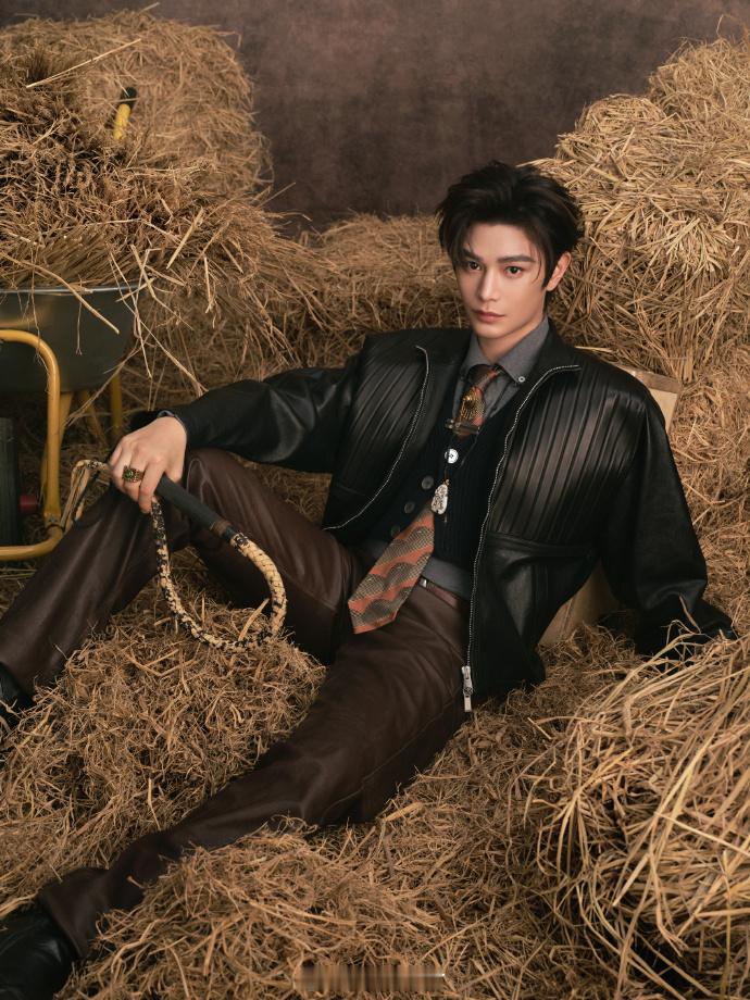 丁禹兮微博之夜造型出图今天是略狂野的西部牛仔，在草垛里都能拍出高级感！期待丁禹兮