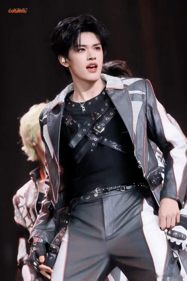 张极脸蛋天才来的天生高颜值就是底气！张极五官精致协调，舞台上气场慢慢释放，轻松h