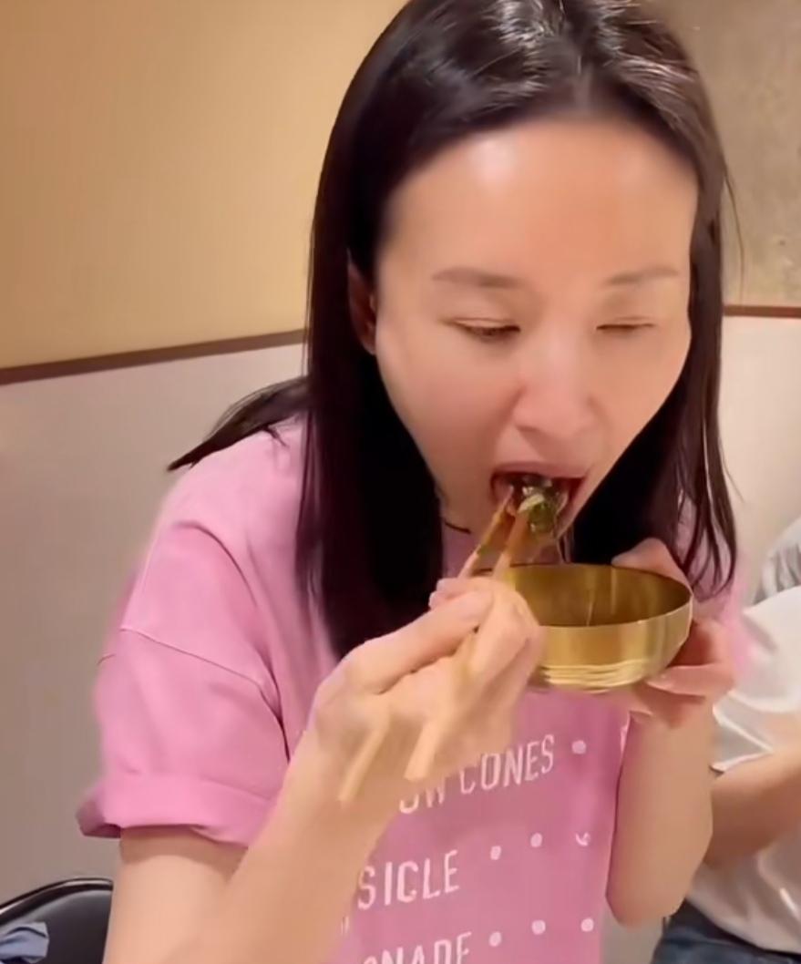 董洁没事的时候也会做菜，拍视频节目看起来是最接地气的一个明星。

直播带货也做的