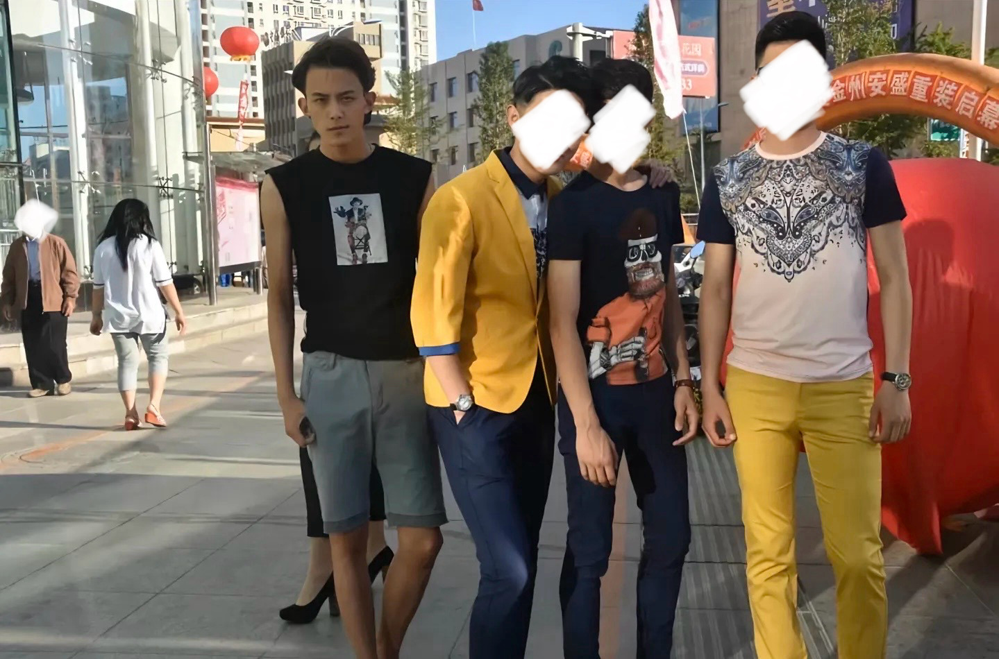 邓凯2015年旧照早期居然这么雷霆哈哈哈哈哈很符合15年的审美了