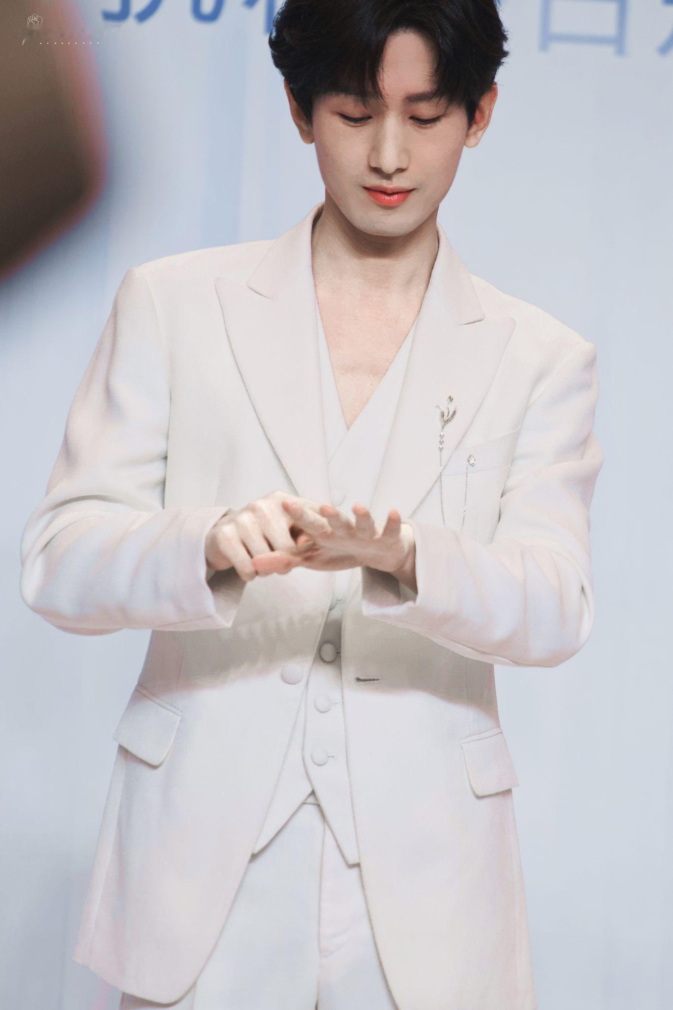 成毅狩谎 cy 成毅林彦廷成毅是内娱难得的全能演员，演技堪称剧抛脸天花板，一人千