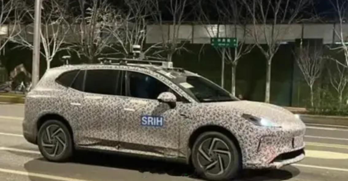 懂车帝曝光了华为与上汽合作打造的鸿蒙智行“第五界”品牌尚界首款车型谍照这款风格貌