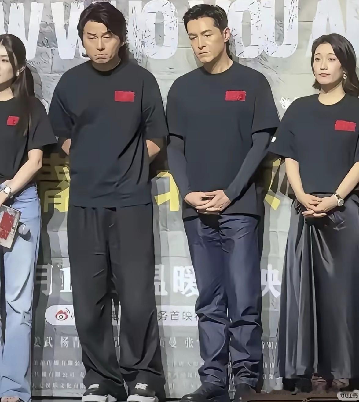胡歌和雷佳音站在台上神情低落，看着实在让人心里难受，莫名替两位演员感到心疼。
