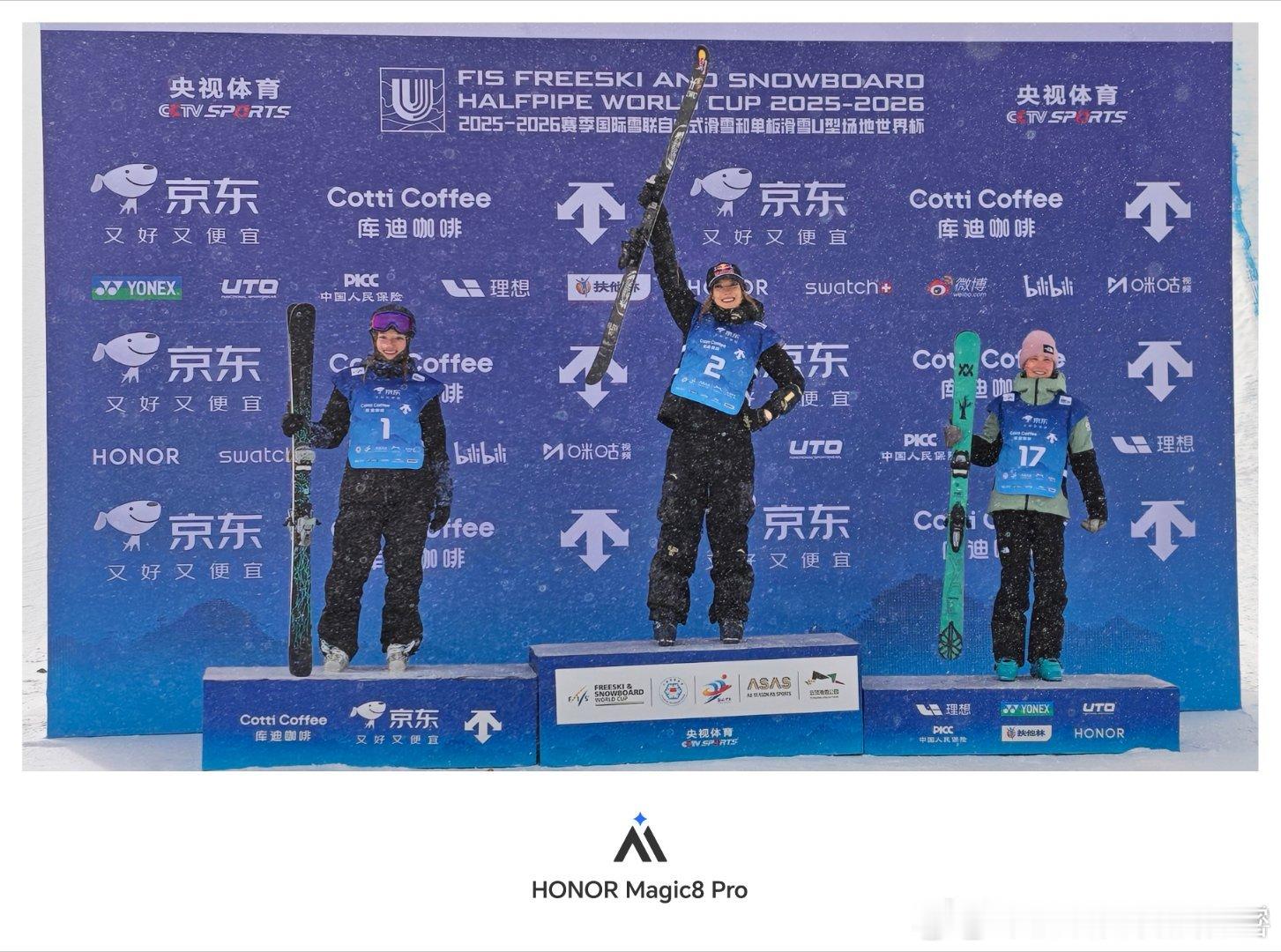 谷爱凌夺得国际雪联单板滑雪U型场地世界杯冠军 谷爱凌霸气！精彩瞬间，你猜用什么手