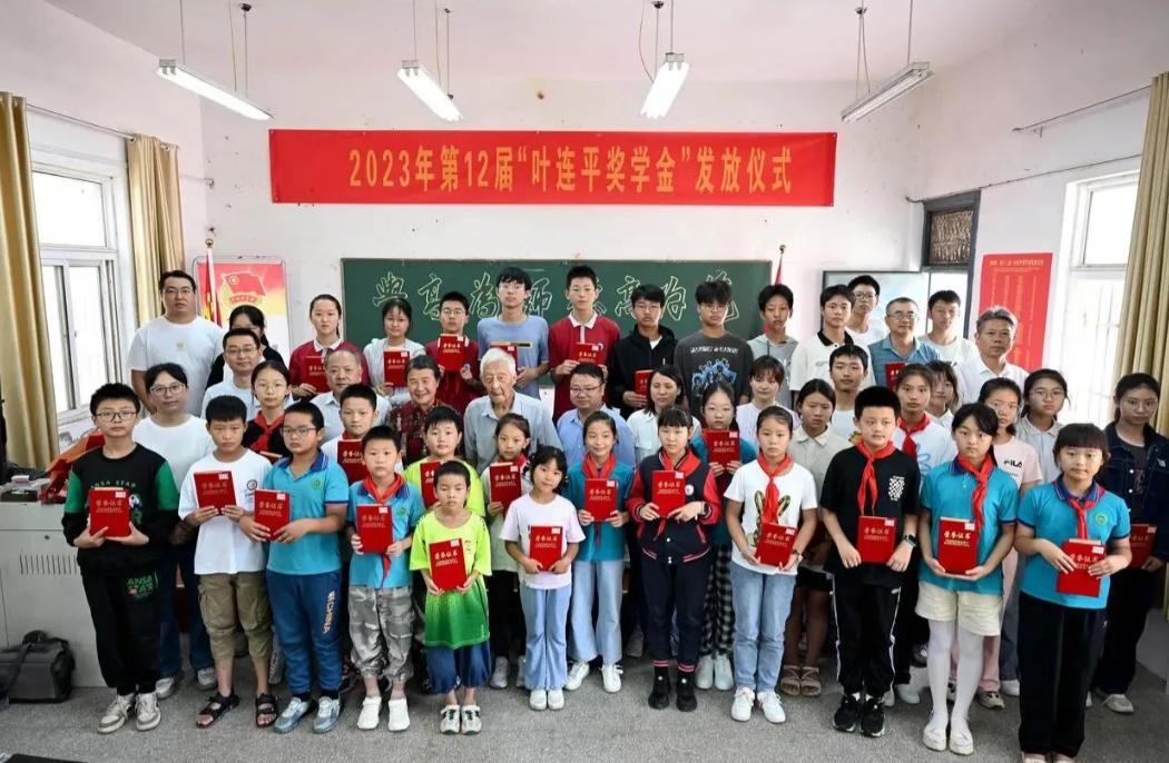 1990年，62岁教师接到退休通知，刚把教学工具上交，就扑通一下，趴在办公桌上，