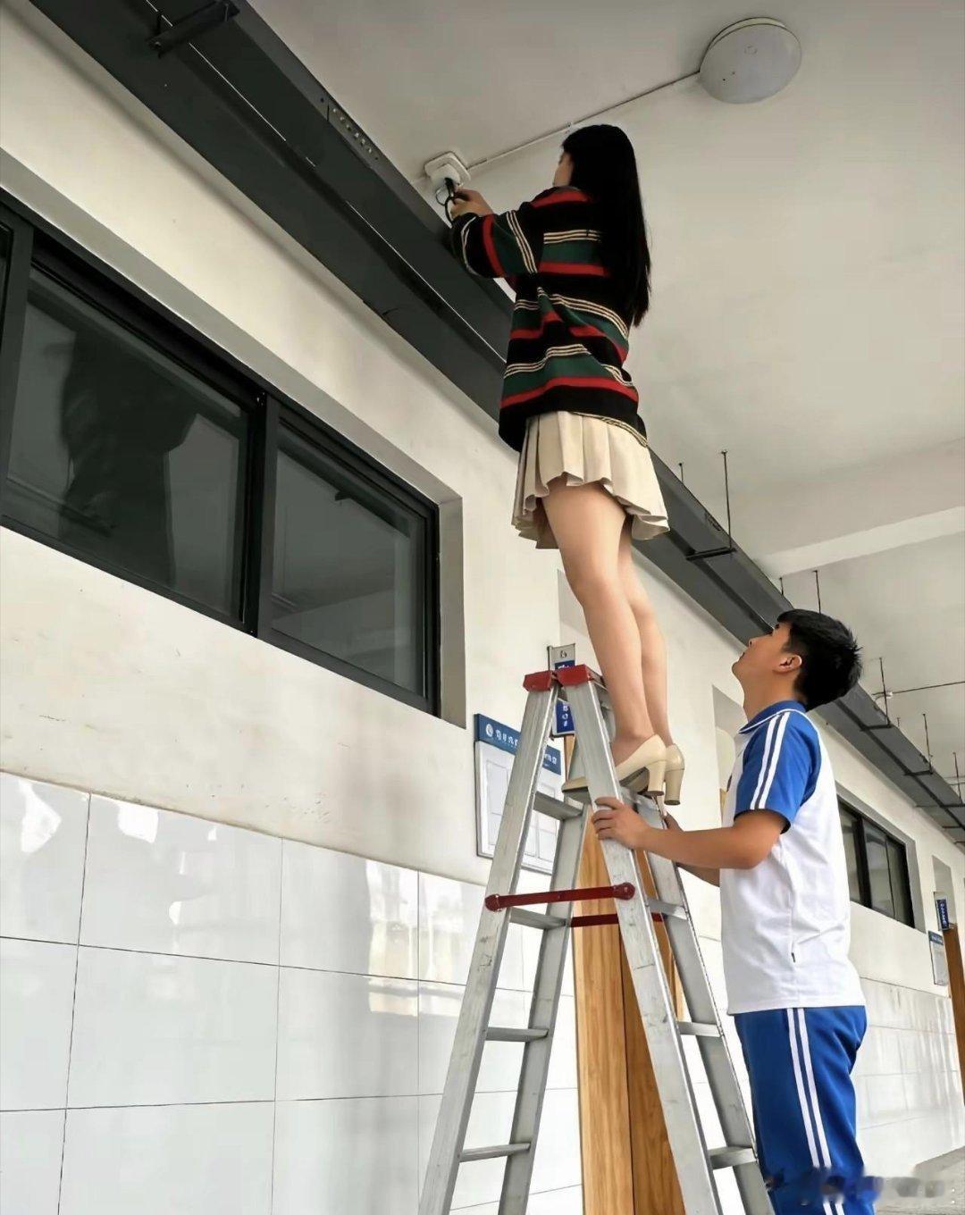 她露了不该露的？他看了不该看的？这老师你长点心吧！你让男学生情何以堪