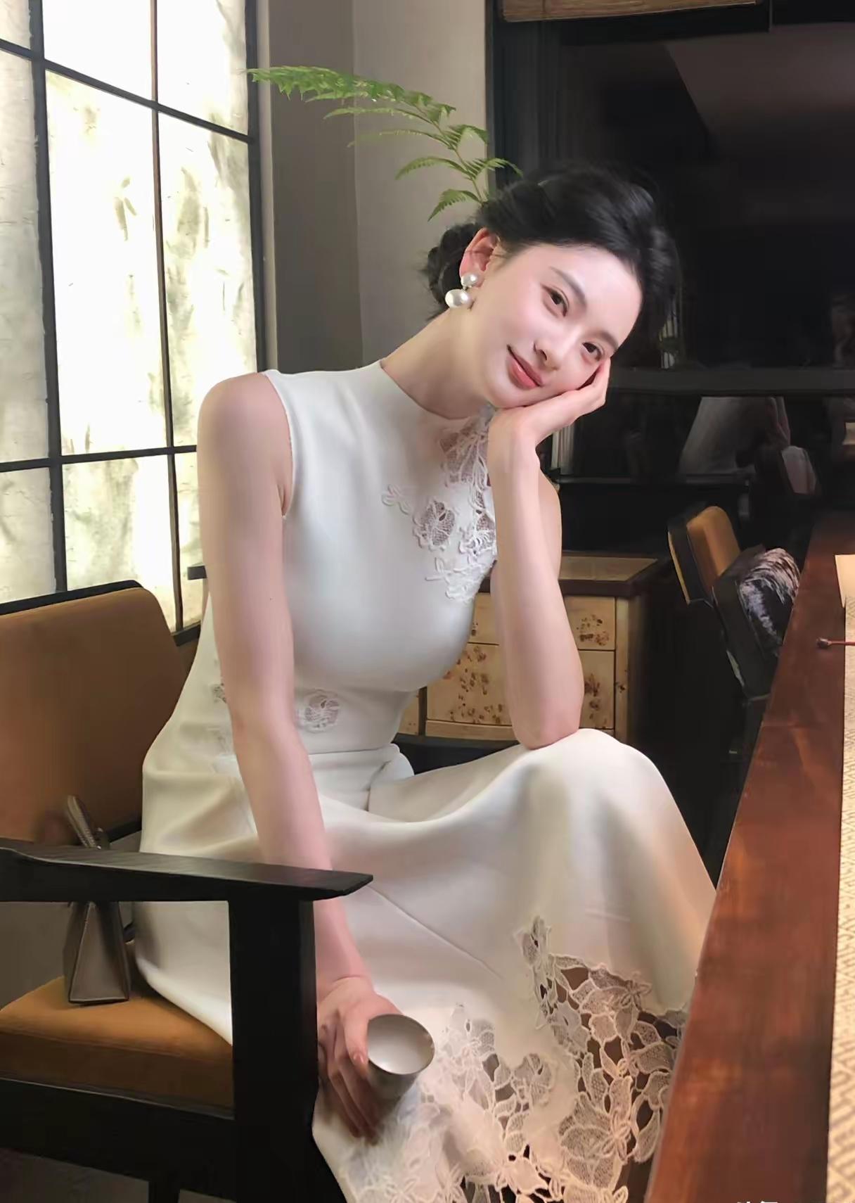 “握着小姐的手，仿佛回到十八九；握着情人的手，仿佛在喝茅台酒；握着老婆的手，唉，