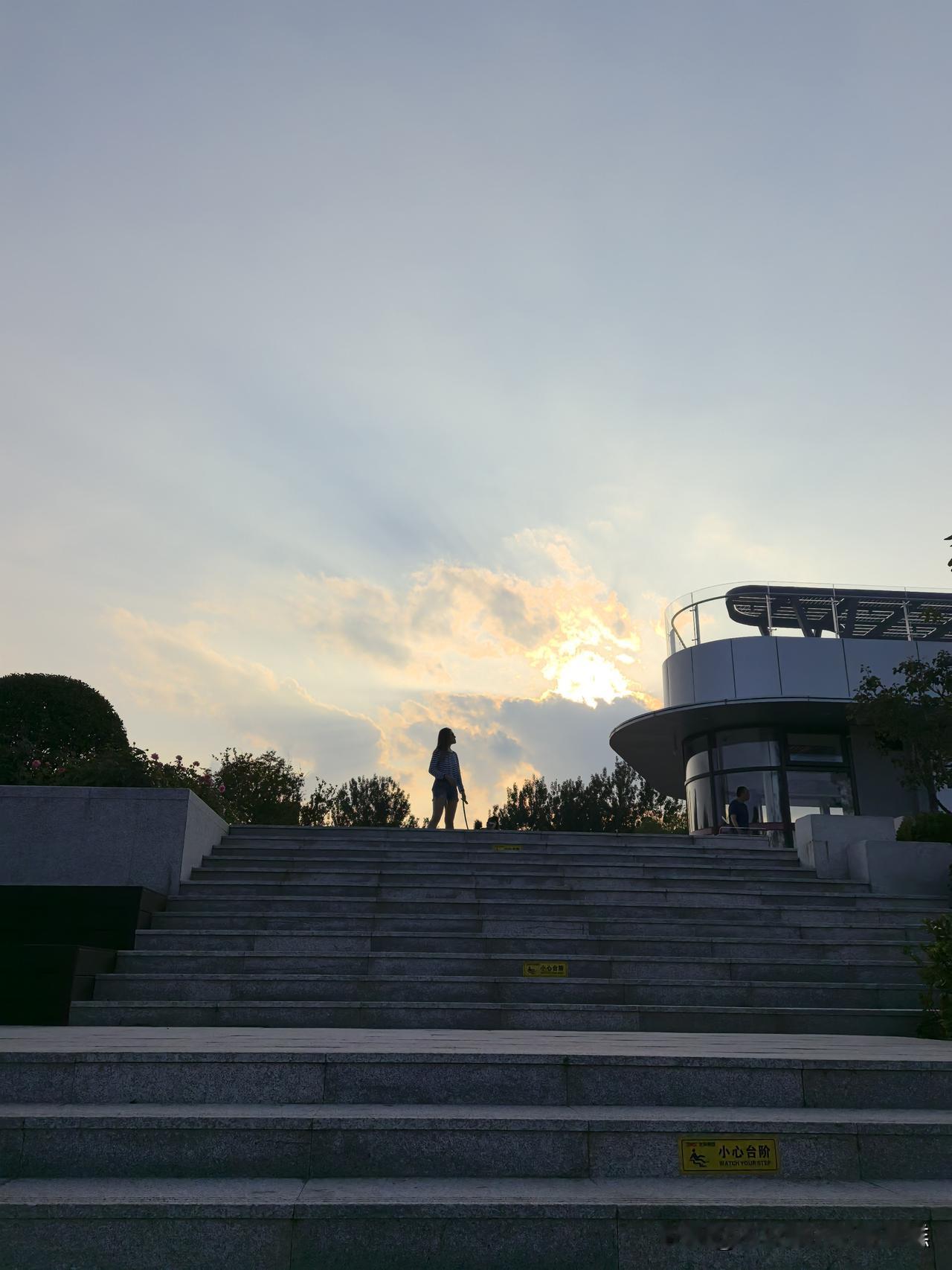 你也一样
举手之间都是美好
没有理由不热爱这日复一日的生活
因为有你们今天也很浪