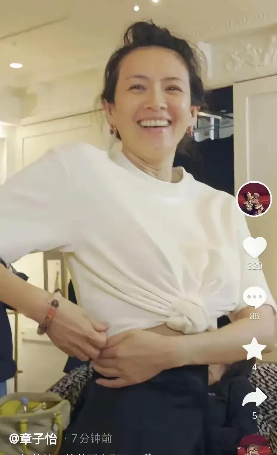 章子怡素颜憔悴，皮肤松弛，眼里没光。
自从她升级当妈妈之后，颜值确实下滑不少。如