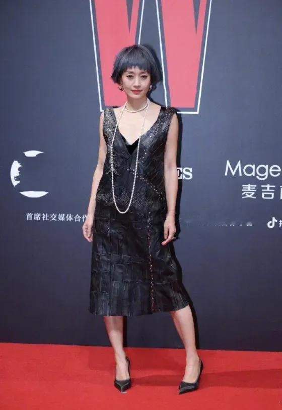 突然发现，她们两个还是有很多共同点的！

1、演技很好，年轻的时候都很漂亮；

