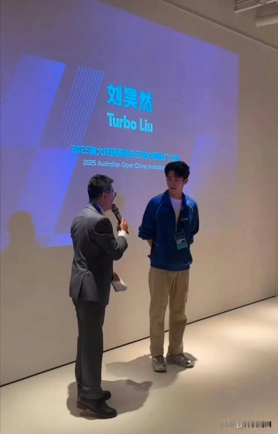 澳网请了刘昊然当推广大使。有两个疑问：
第一澳网还需要推广吗
第二刘昊然喜欢看网