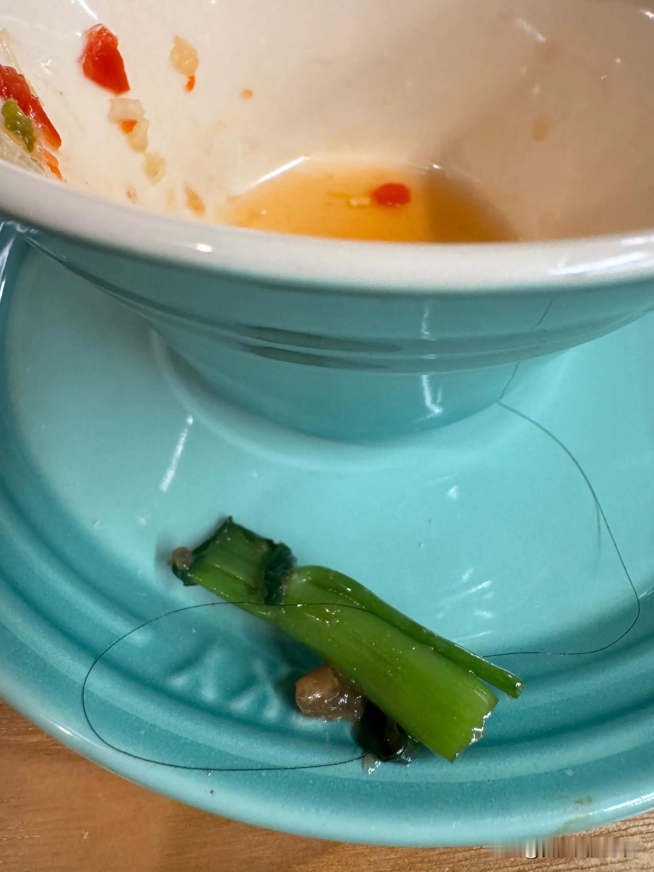 在广州一家餐厅吃饭，在青菜里，吃出一根长头发！

老罗赶紧趁家人不注意，把头发藏