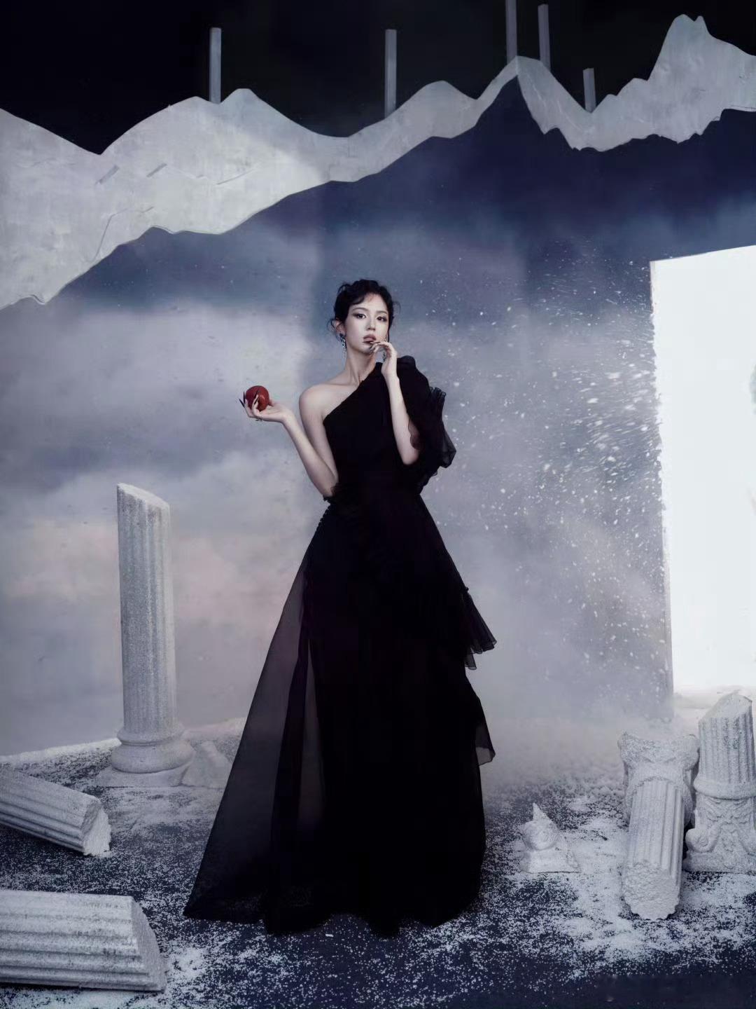 周也魔法女巫周也真的好美啊，给我狠狠惊艳到了嘞，真的就是魔法女巫啊 ​​​
