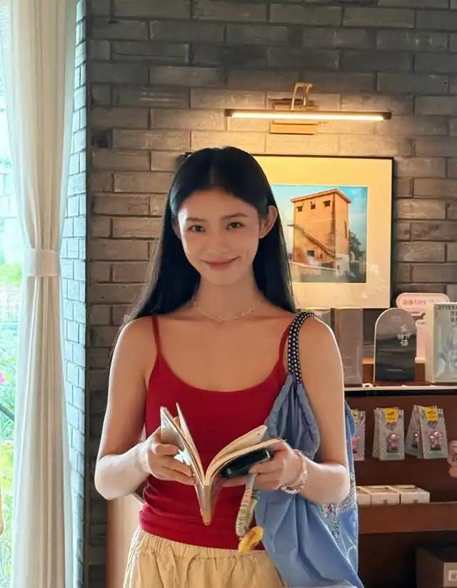 林允不“装”了，穿地摊货逛北京胡同，反而更松弛耐看了 