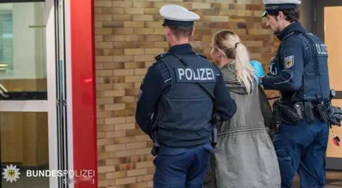 德国慕尼黑中央火车站，中国籍男子徐先生下楼梯时，两名匈牙利籍女子将装有啤酒的饮料