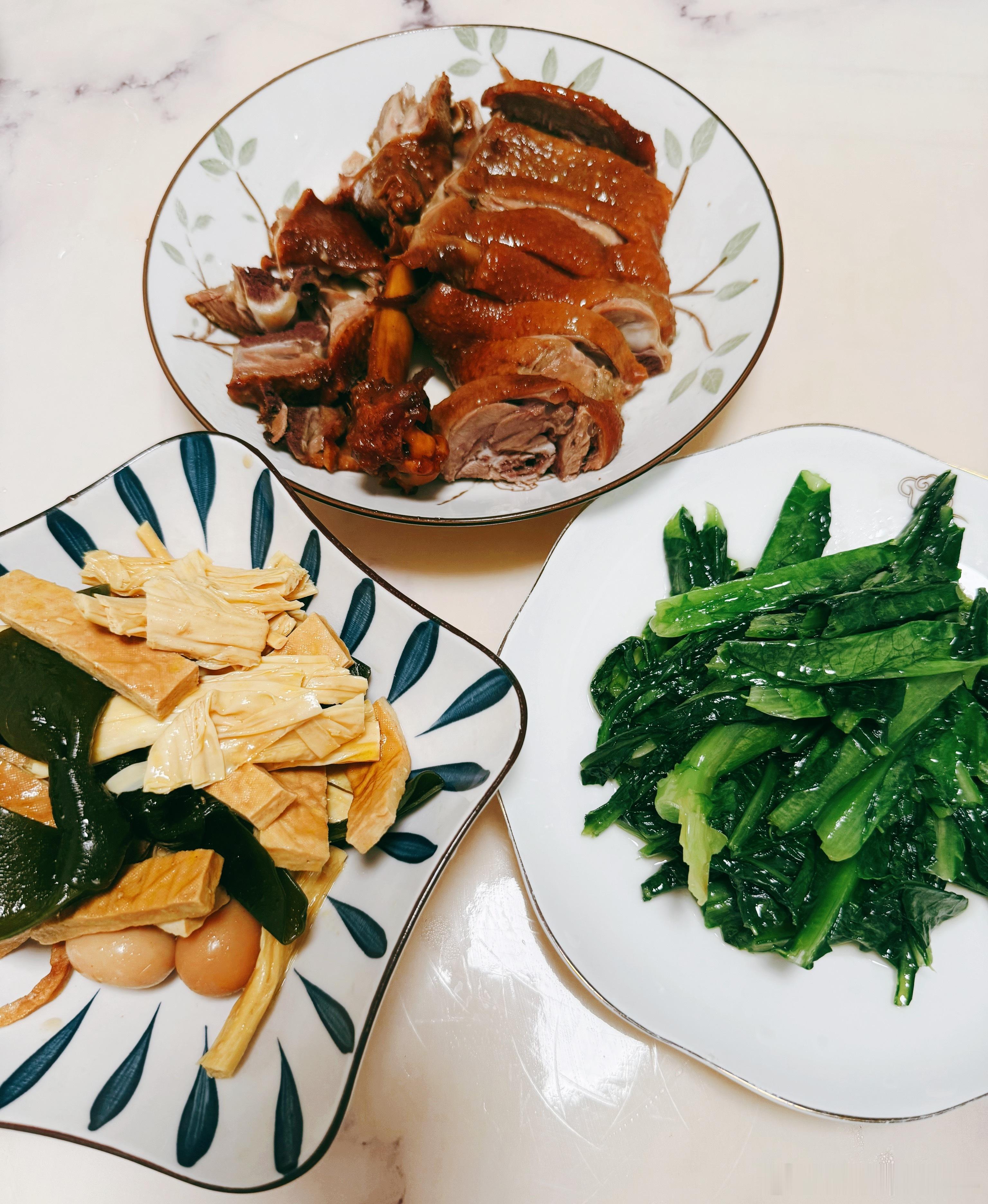 今天晚餐和小又又两人一起吃，盒马买的卤鹅，炒了油麦菜，有点应付。天气太热了，窗外