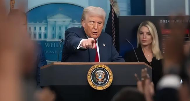 伊朗开放海峡上交浓缩轴，特朗普连发10条动态，却帮中国成赢家

近期美伊谈判引发