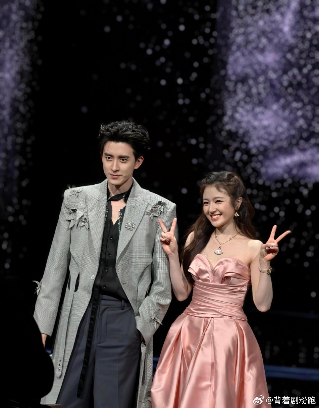 微博之夜红毯好多对儿cp啊～每张脸都好权威！你嗑哪对儿cp？敖瑞鹏×李兰迪周柯宇