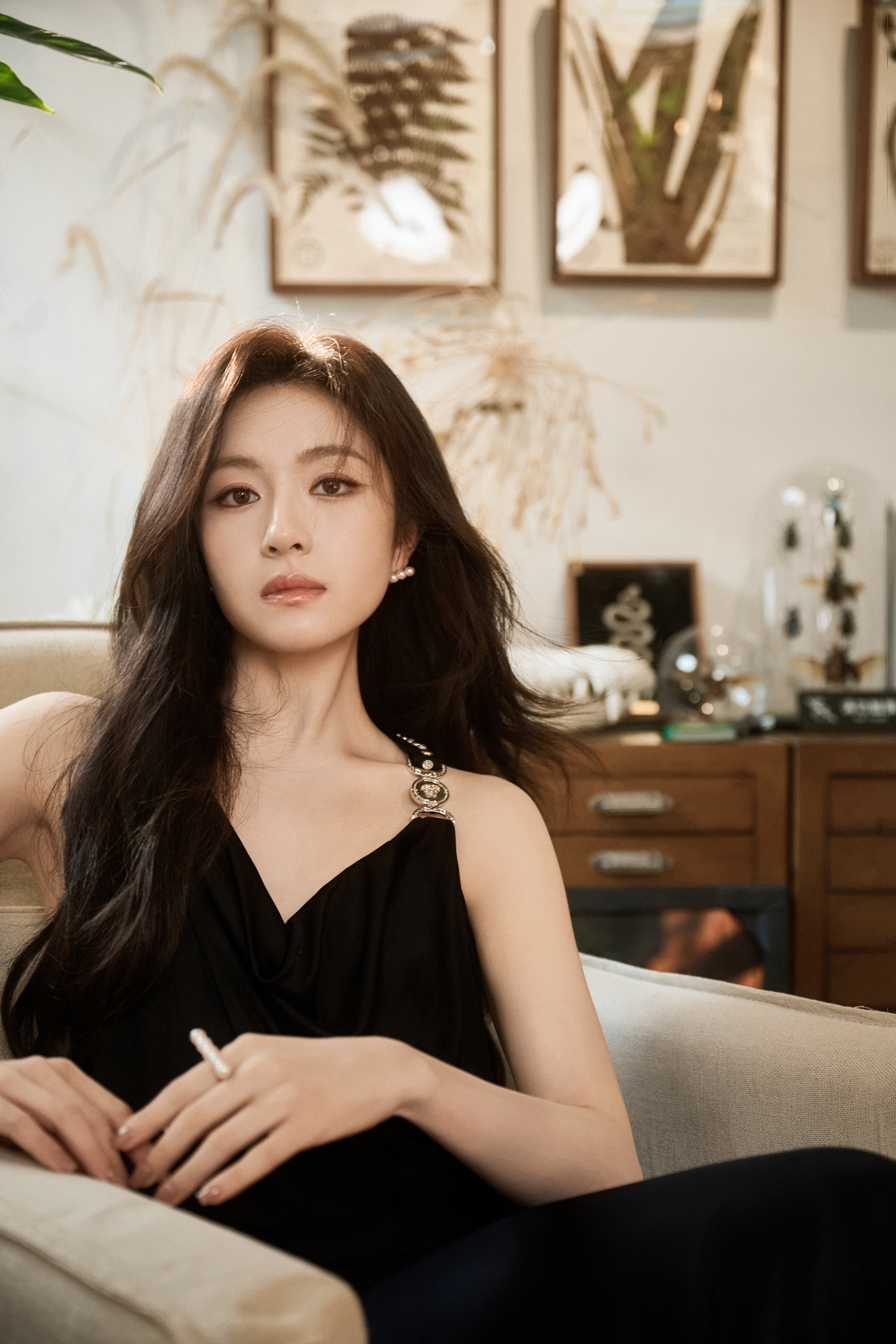 李兰迪 黑色长裙如流动的丝绒，以慵懒又冷艳的姿态，将光影与质感揉成一首关于高级感