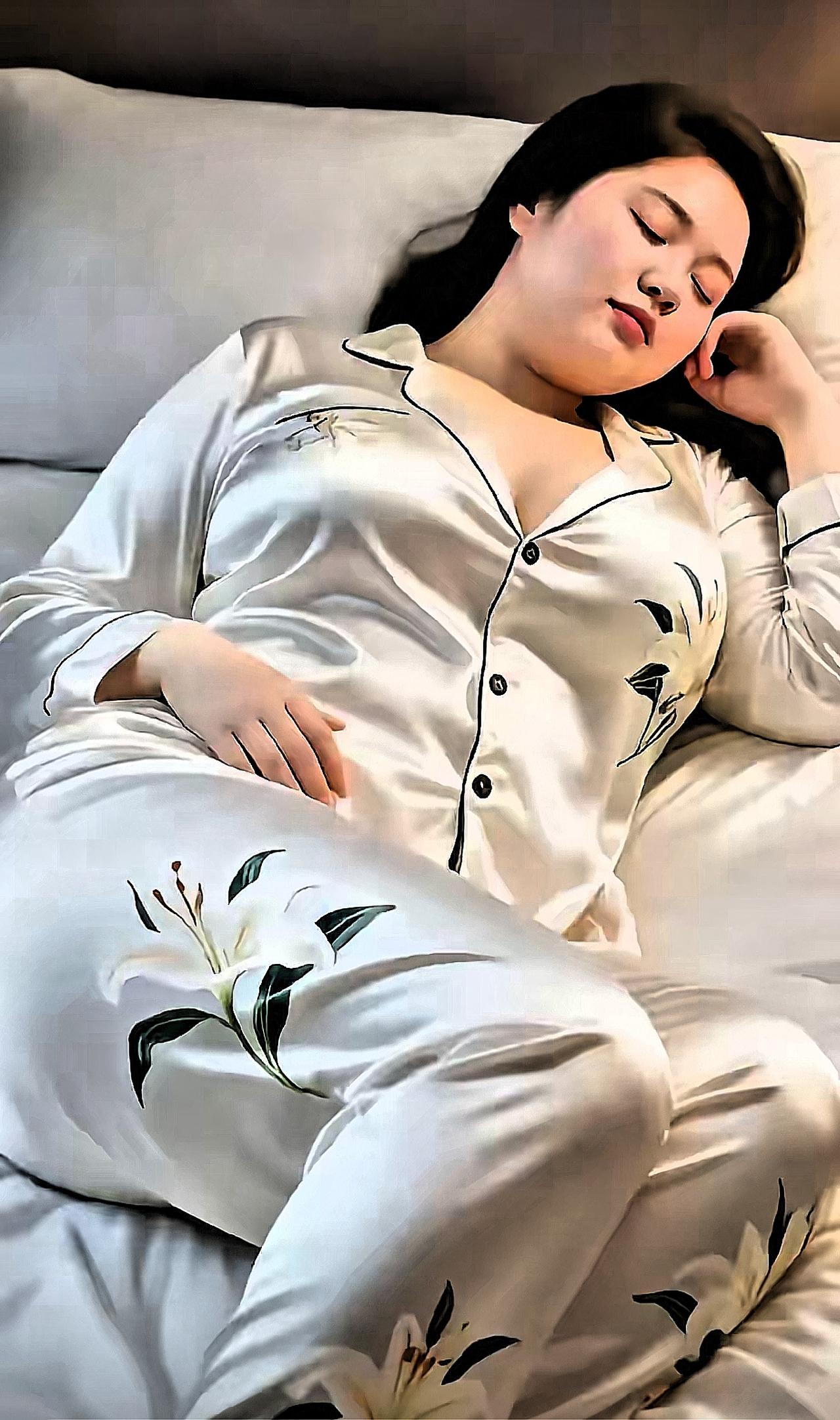 之前刷到句话特戳人：性可能是一时的冲动，接吻却藏着最真的心意，这话真没说错。
