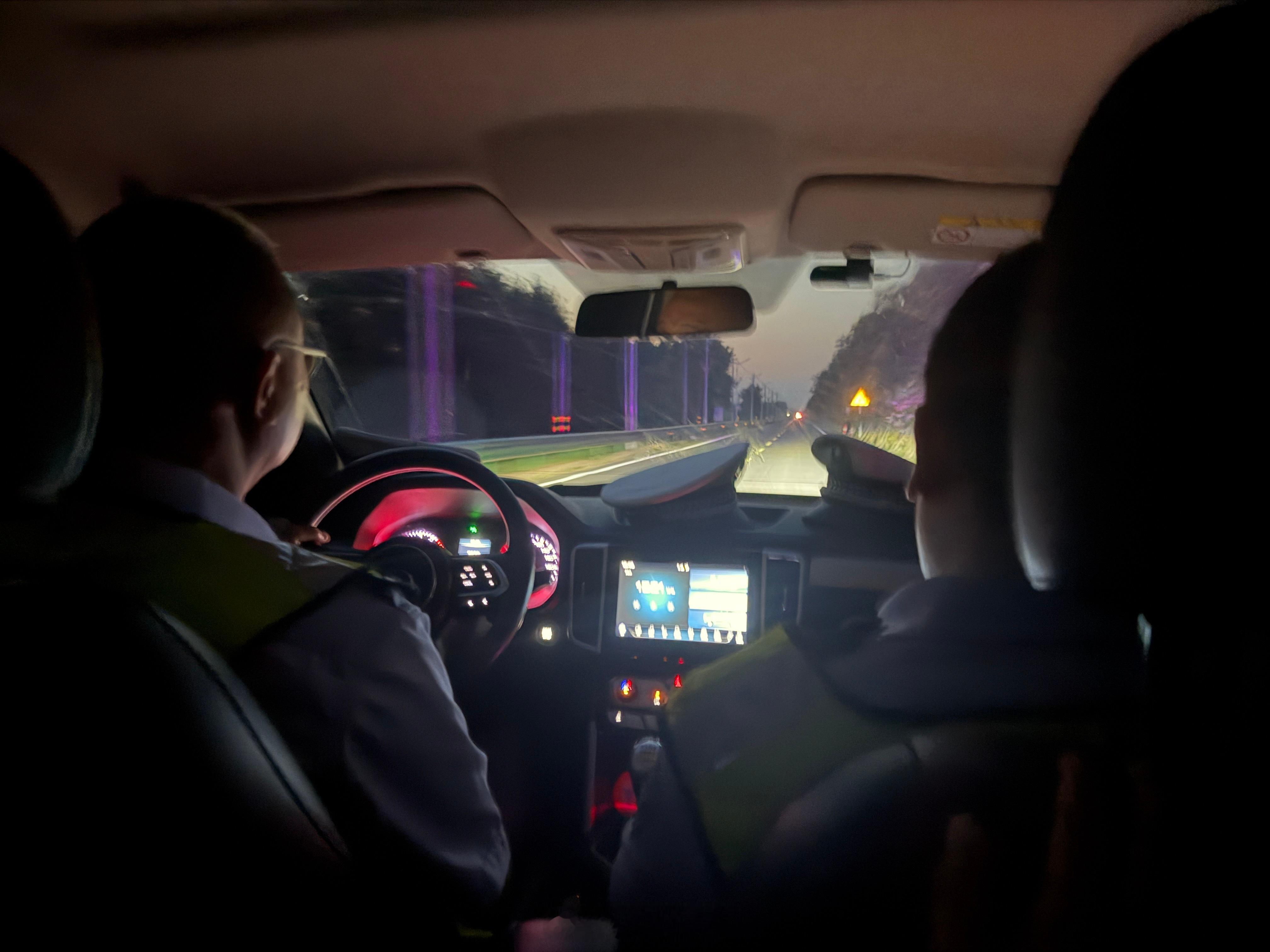 之前在新疆自驾坐了一次警车，印象无比深刻；这次又坐上警车了，长途自驾总是有些意料