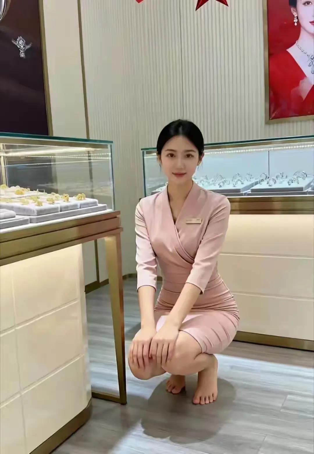 这个金店也奇特了，服务员居然光脚上班，夏天倒挺舒服的，那么冬天怎么办。