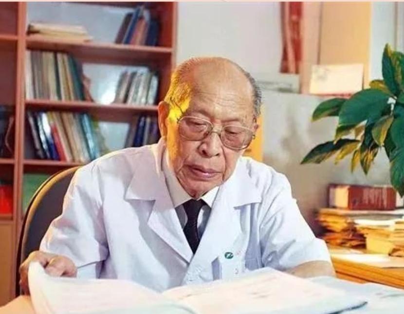 他是中国的外科之父。

他是中国科学院资深院士。

他教书育人的名言一定会流传千