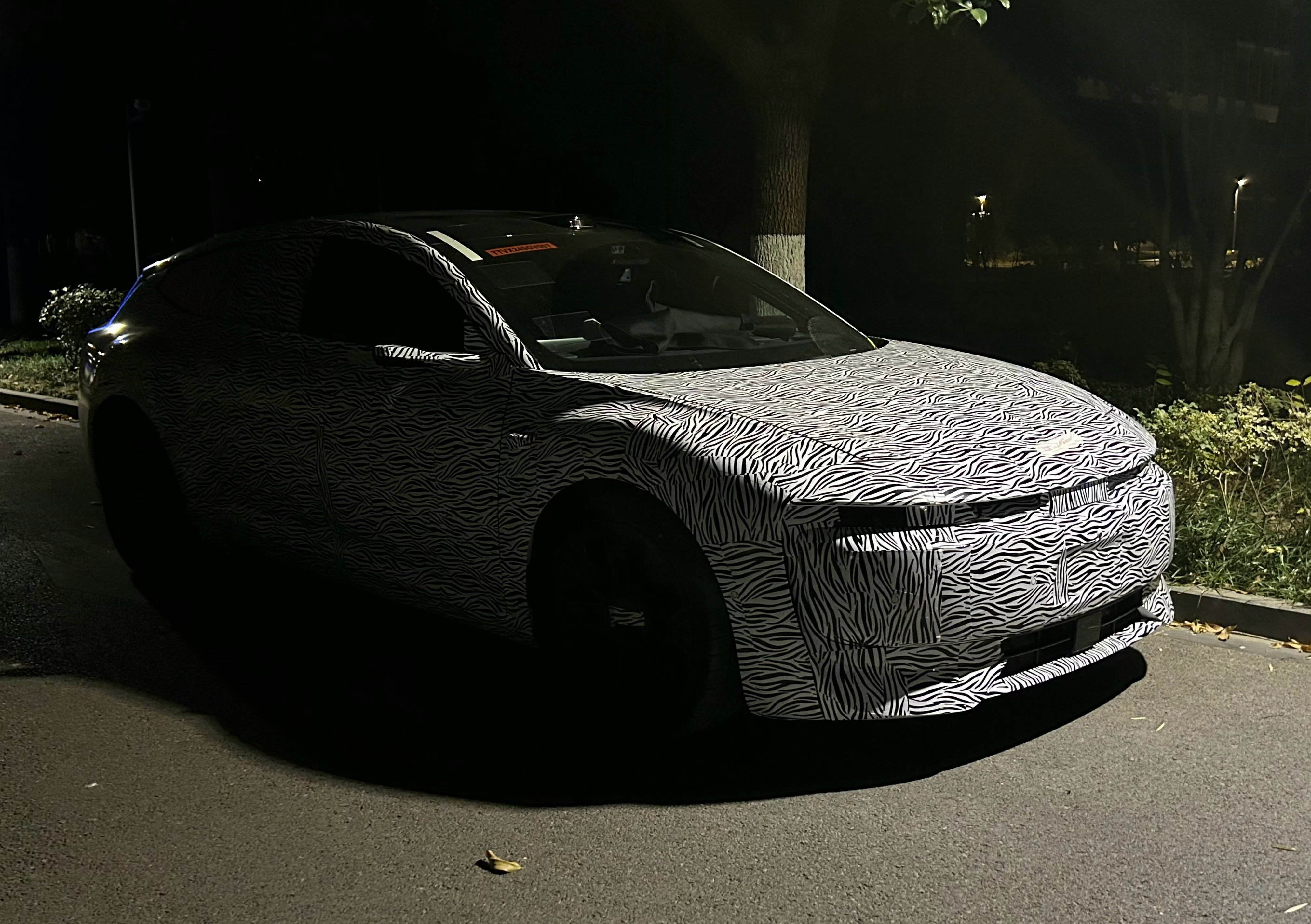 上汽和奥迪成立的全新电动子品牌AUDI的首款车型AUDI E原型车曝光。整体看起
