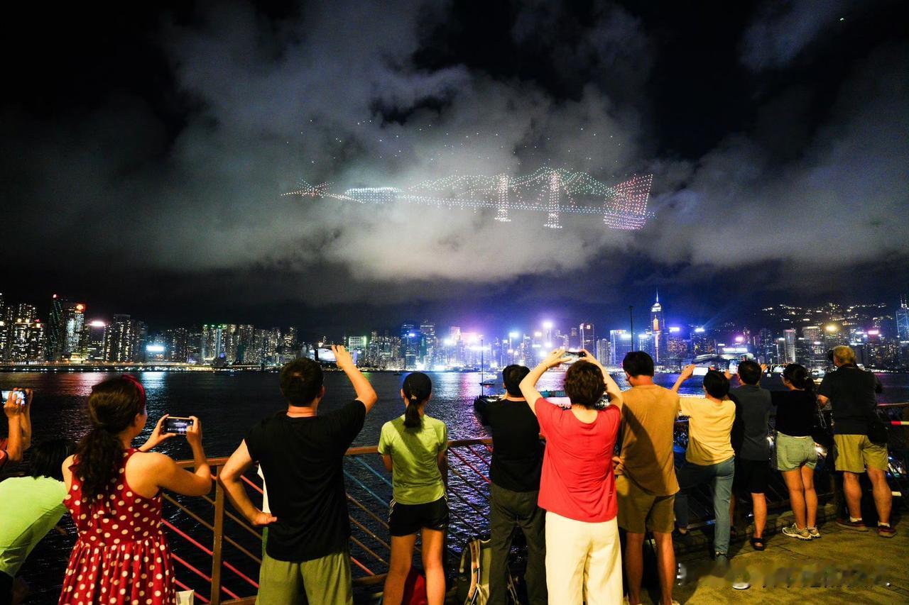 太棒了！太棒了！[赞]
为庆祝香港回归祖国29周年，香港红磡新海滨今晚（7月1日