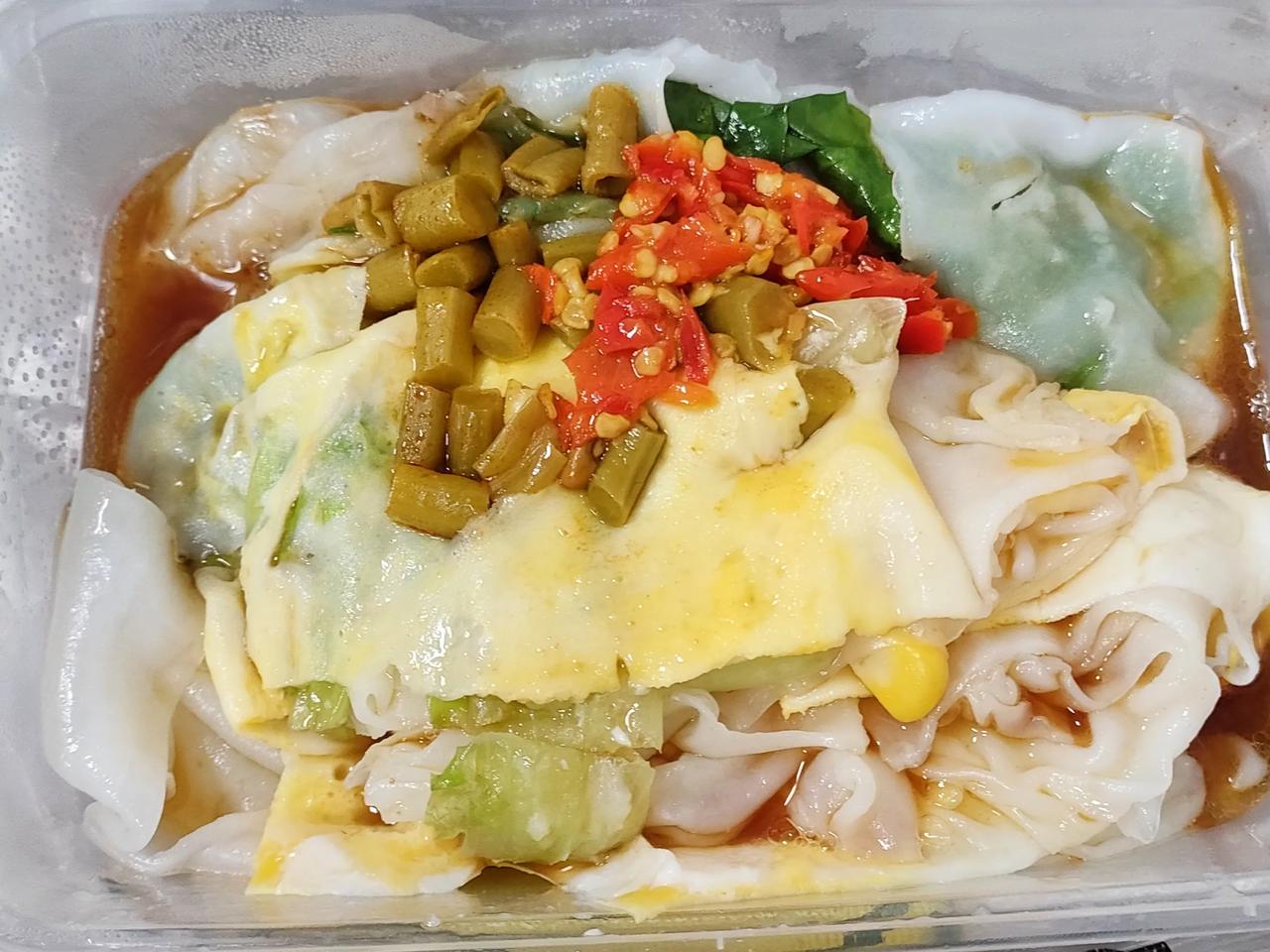 早餐。路边摊入手的六元肠粉。除了辣酱巴拉出来扔了，全部吃光光。
比去年在某家店里