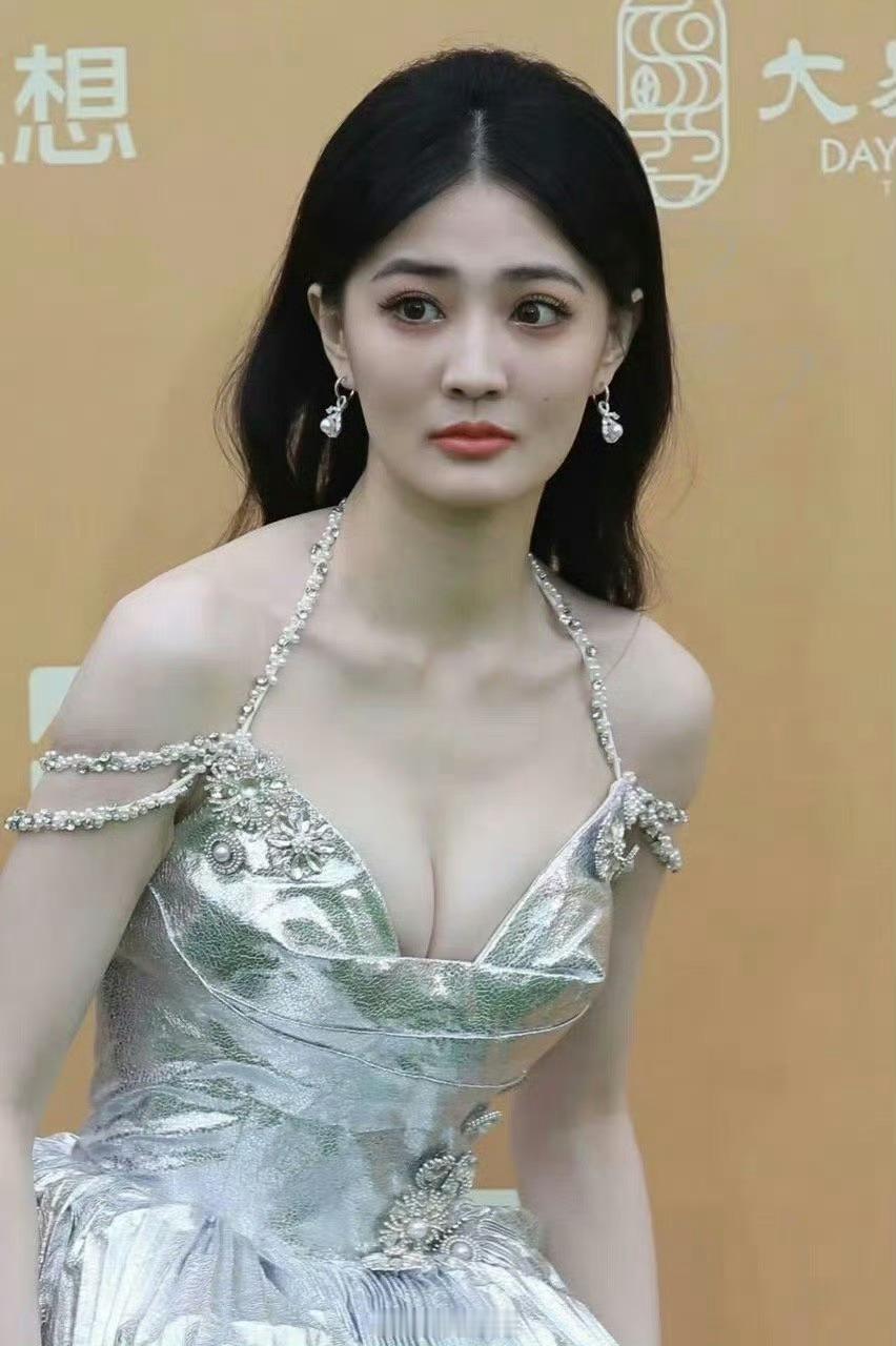 徐璐穿成这样不难受吗？ ​​​