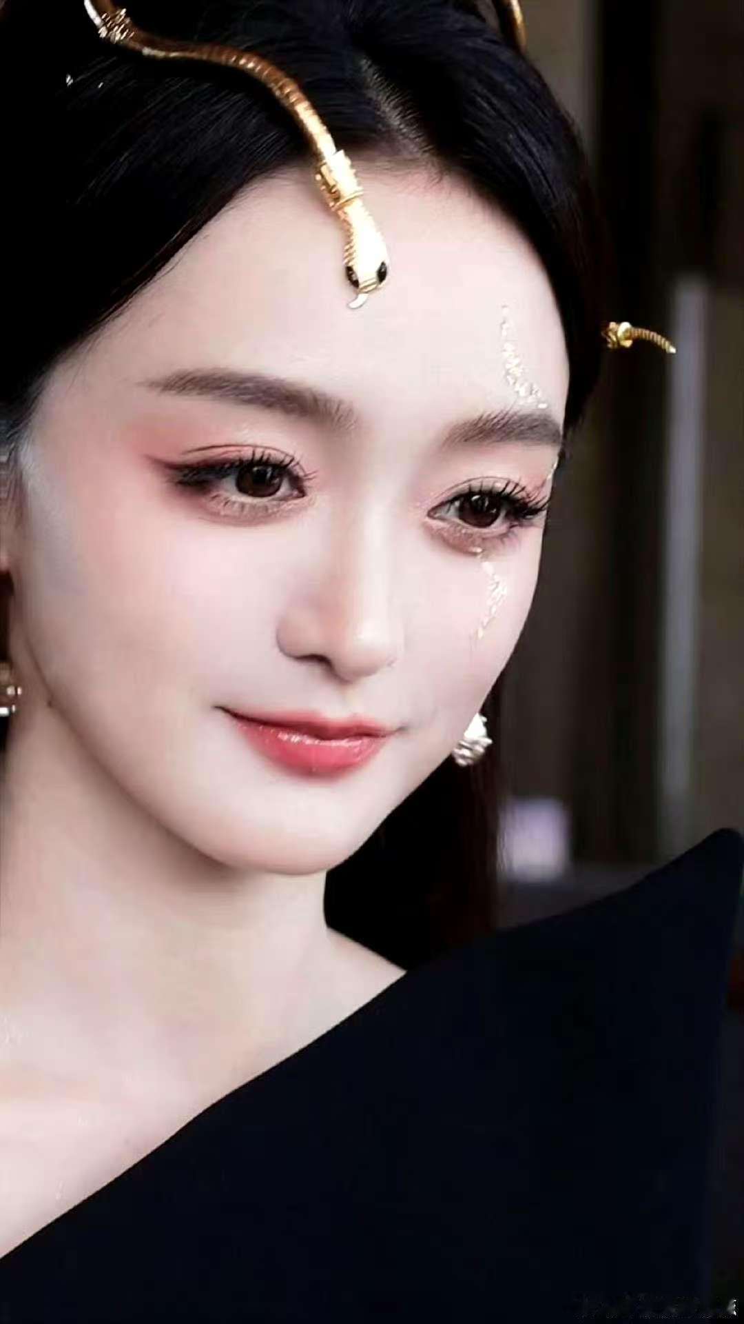 何泓姗满38减20一打开《乘风破浪的姐姐》，就被何泓姗圈粉。38岁拥有如此逆天状