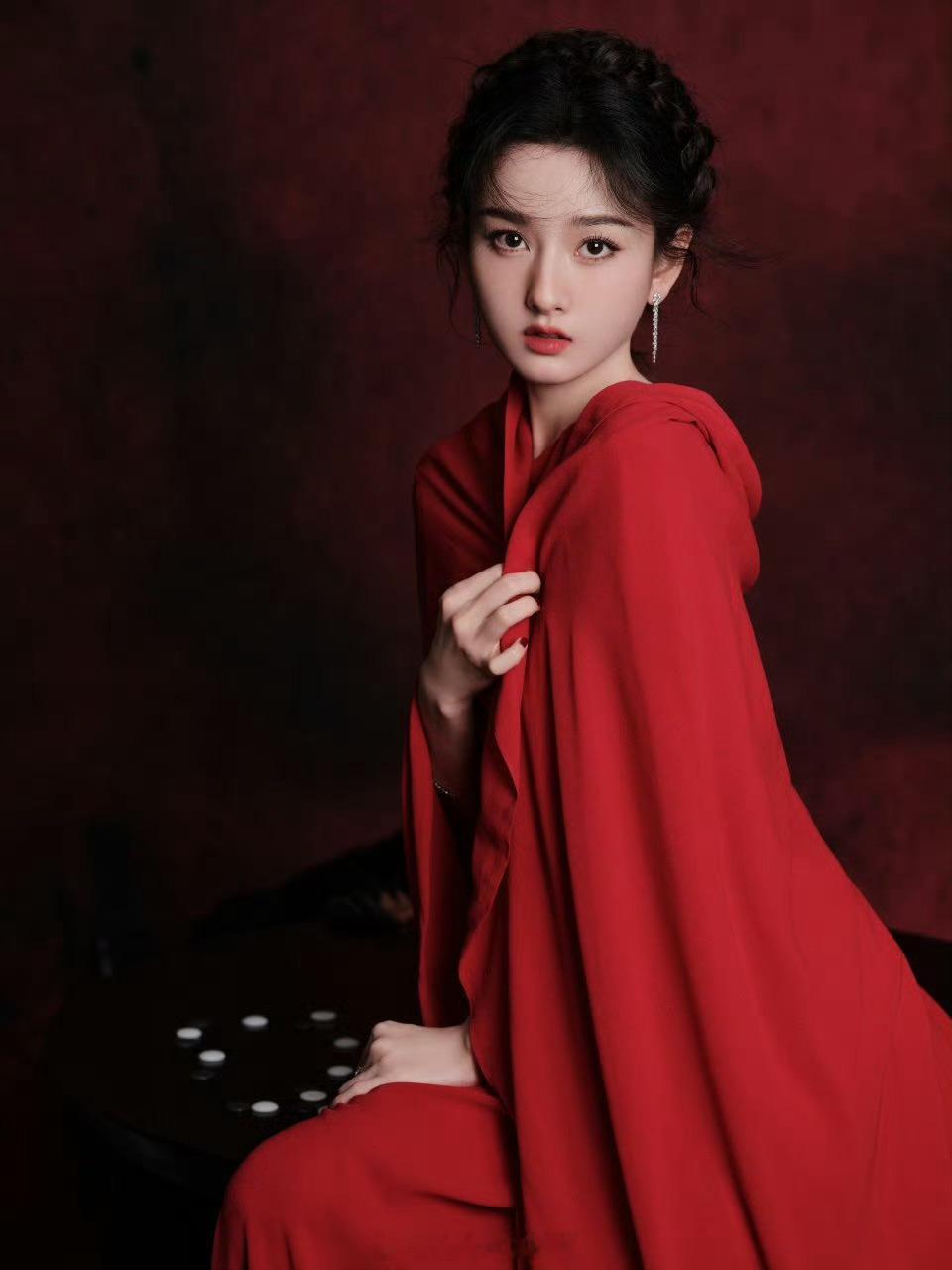 宋祖儿 红衣小乔宋祖儿今日星光大赏出发图，真小乔本乔啊 