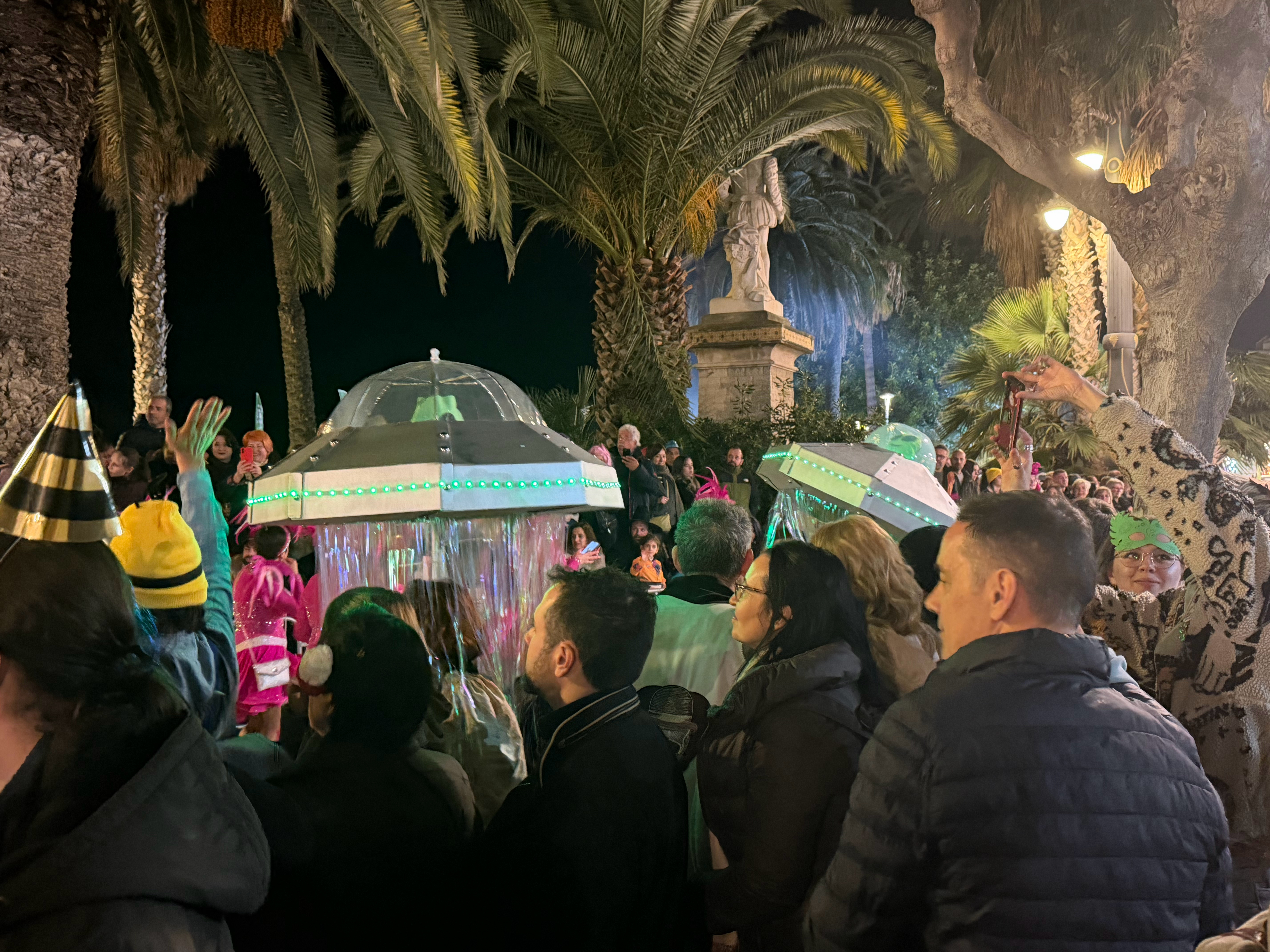 所谓狂欢节不过是一场极大的考斯普雷 