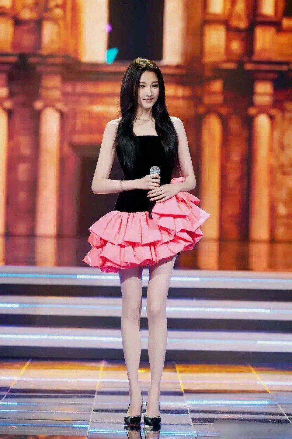#关晓彤这腿#关晓彤2023湾区升明月荧光粉短裙造型：黑色芭比短裙造型，蓝色眼睫