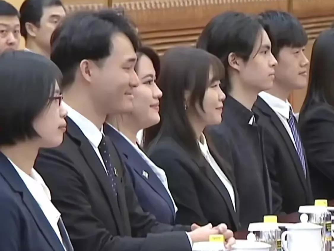 我们应该有一个清醒的认识，这些跟随马英九而来的青年在岛内根本不是主流。不管他们现