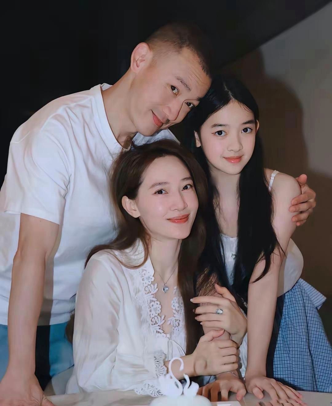 好羡慕这个女人，长的这么漂亮不说，主要是找的老公有钱又宠她，而且还生了一个如此漂